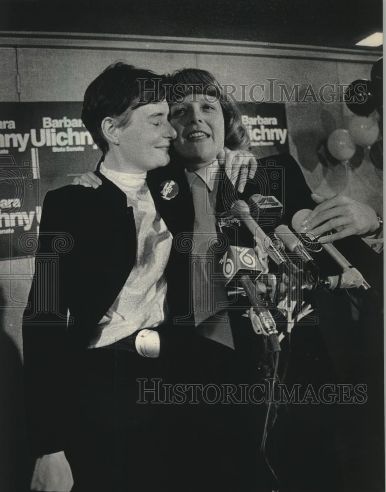 1984 Press Photo Barbara Candy campaign director gives Barbara Ulichny a hug. - Historic Images