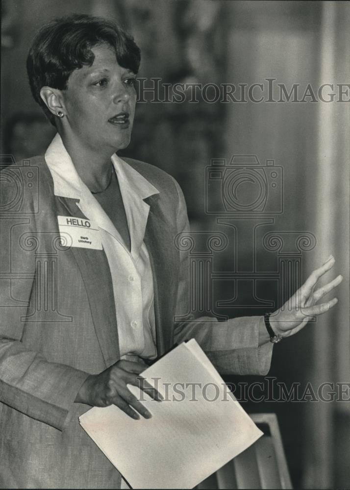 1988 Press Photo Barbara Ulichny speaking to members of Committee, Milwaukee. - Historic Images