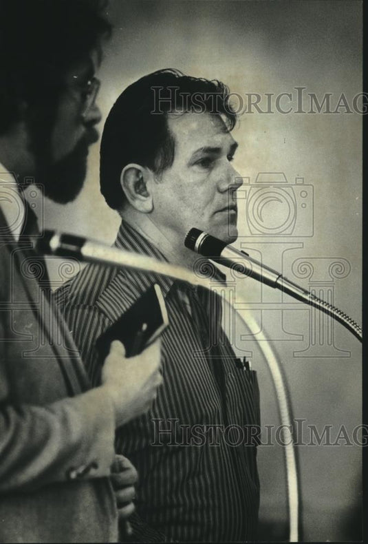 1983 Press Photo Gerald Turley, jail guard in court, abuse of inmate, Wisconsin. - Historic Images
