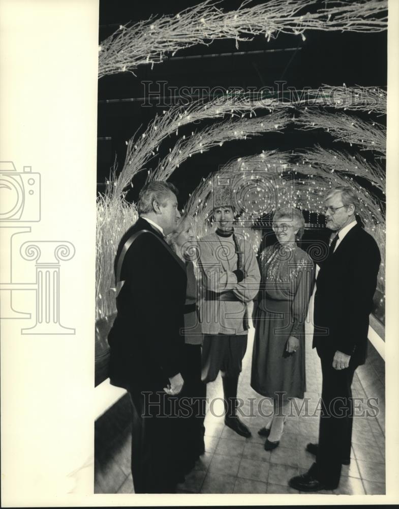 1987 Press Photo Joseph Hanson &amp; his guest chat with a Hyatt bellman- Wisconsin - Historic Images