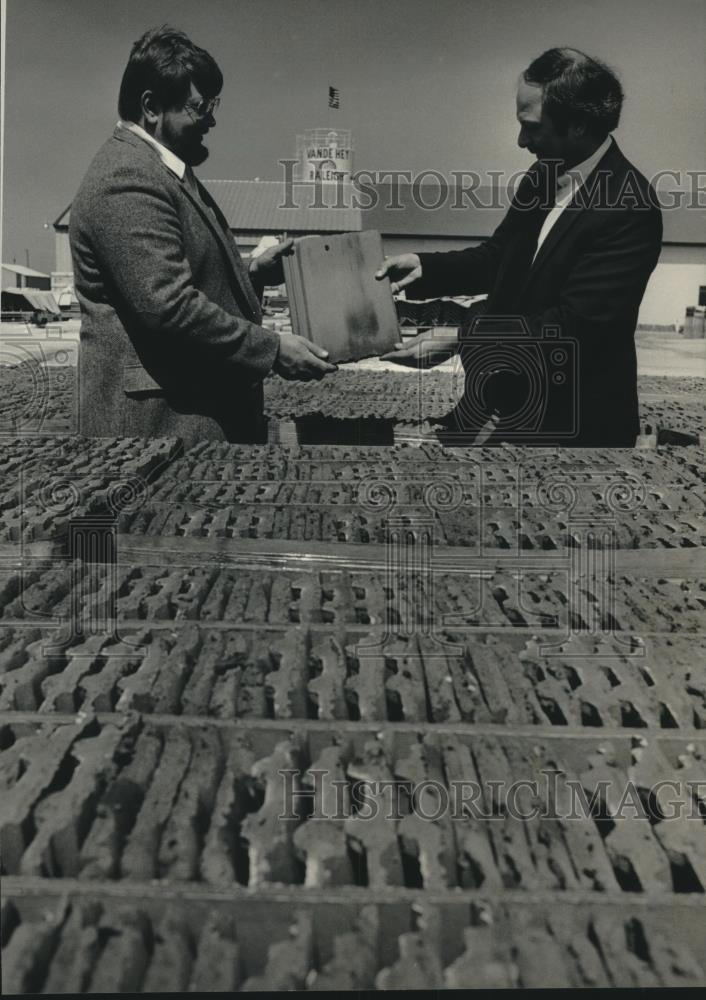 1985 Press Photo Vande Hey Roofing Tile Co. executives check roofing tiles - Historic Images