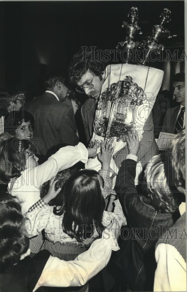 1980 Press Photo Jack Padek & scrolls at Congregation Shalom in Fox Point - Historic Images