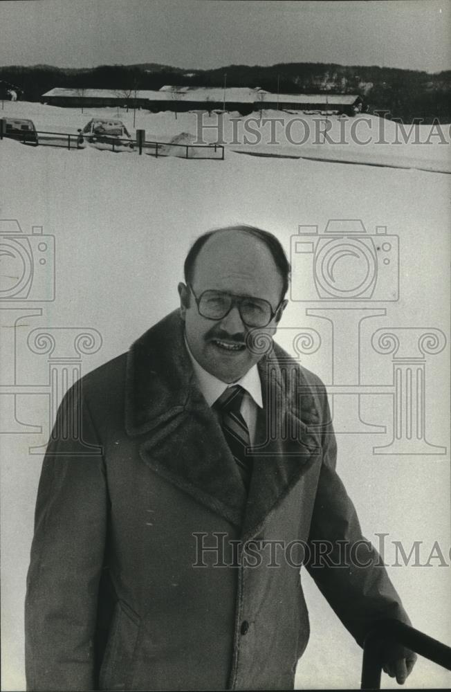 1983 Press Photo Thomas Vanden Boom is a social worker at Ethan Allen School - Historic Images