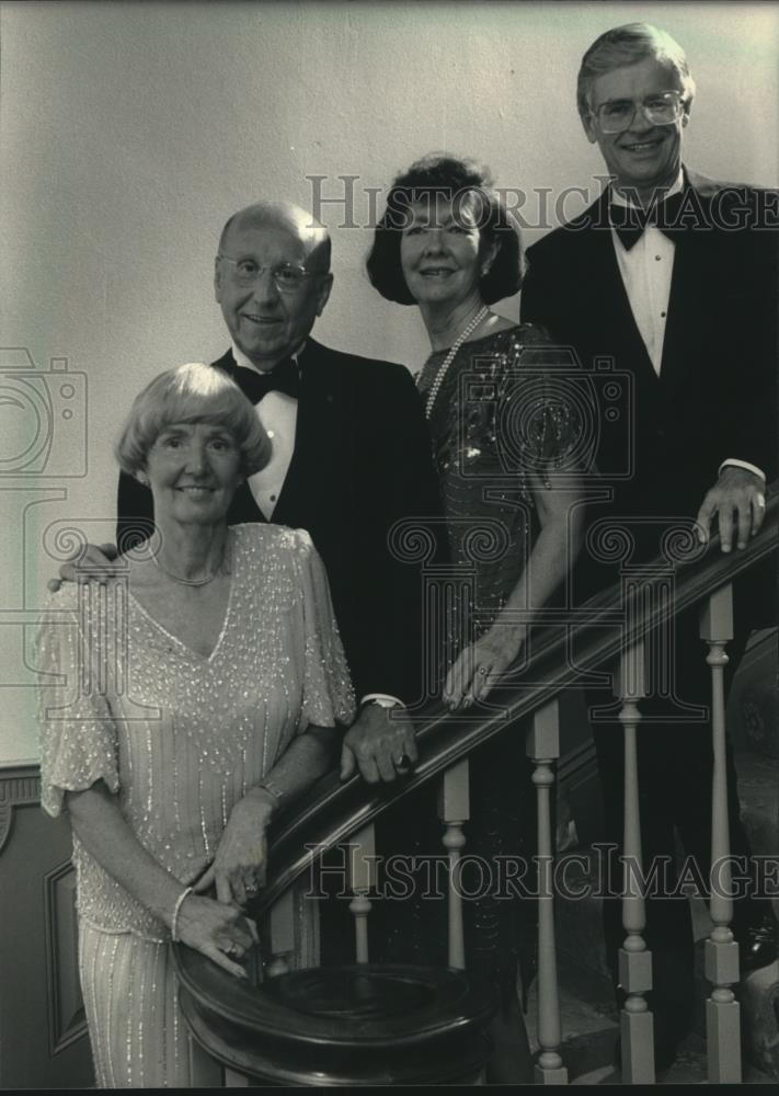 1986 Press Photo Joan Van Deuren &amp; others at Milwaukee Country Club benefit - Historic Images