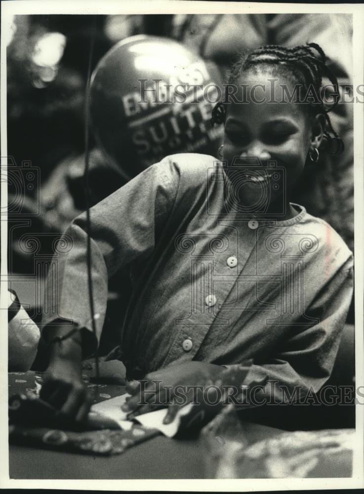 1989 Press Photo Sheena from Milwaukee celebrates at Variety Club party - Historic Images