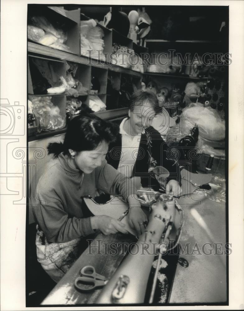 1992 Press Photo Phong Vanick and husband Keith sew costumes in Wisconsin - Historic Images