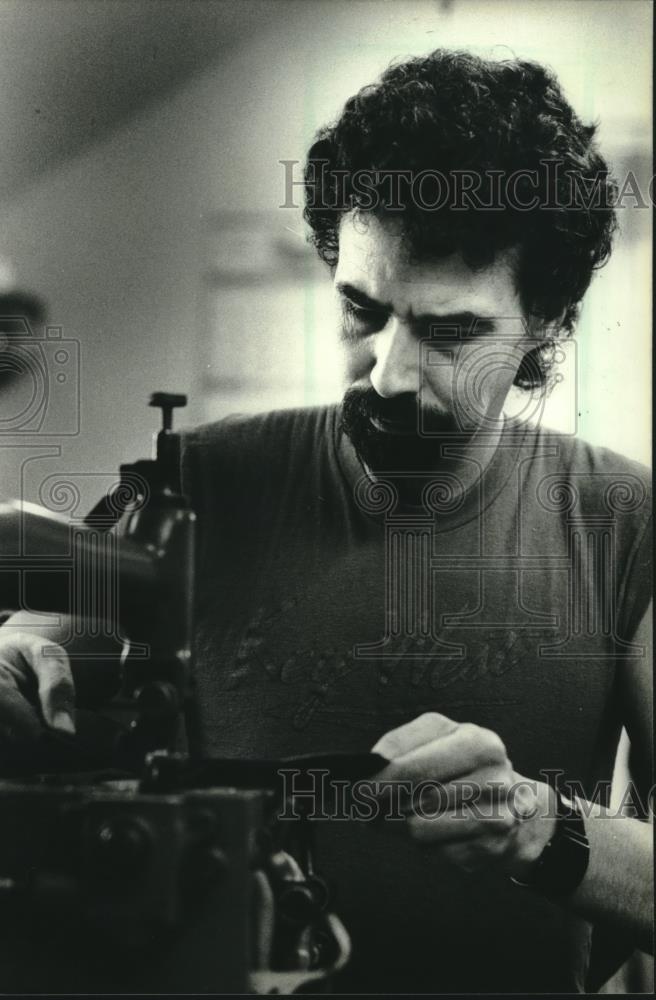 Press Photo Bill Van Odbert sewing leather at home in Milwaukee - mjc09374 - Historic Images