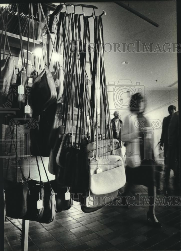 1984 Press Photo Bill Van Odbert of Milwaukee sells purses in Milwaukee - Historic Images