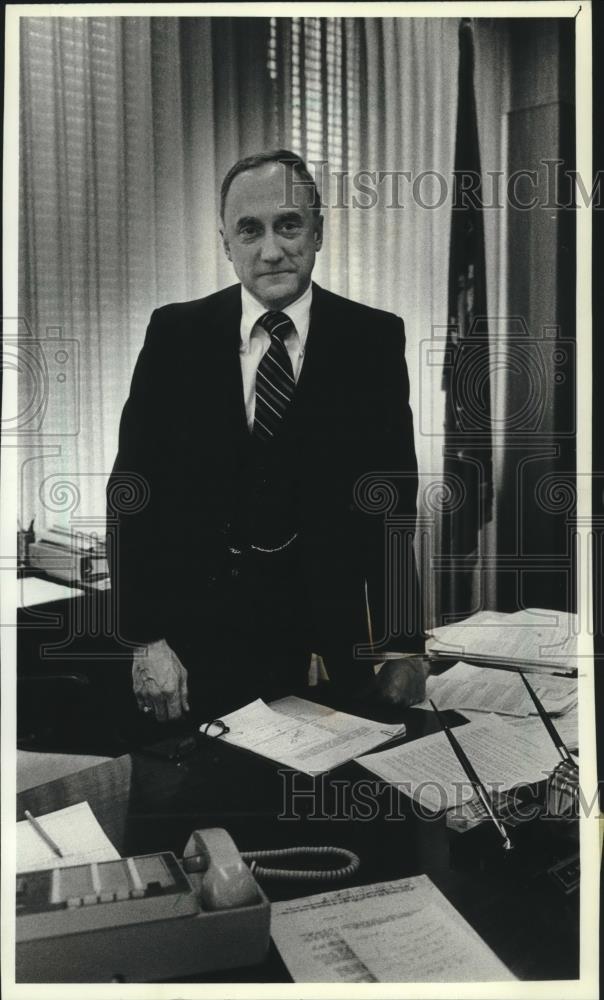 1982 Press Photo Lawrence M. Phillips, District Director of Milwaukee IRS Office - Historic Images