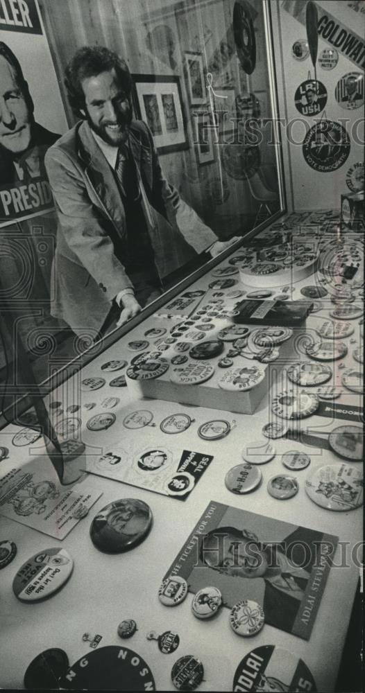 1976 Press Photo Charles Schudson with Presidential Campaign Items Collection - Historic Images