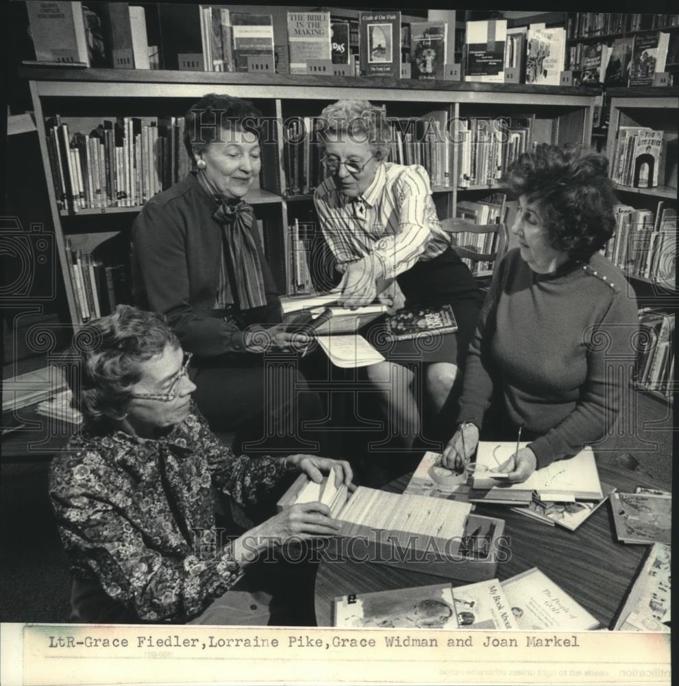 1984 Press Photo Church Librarian Lorraine Pike and others cataloged books - Historic Images