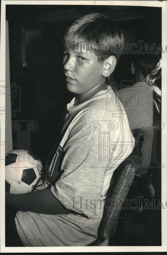 1991 Press Photo Jeremy Pilarski kicked from Catholic school for hair Green Bay - Historic Images