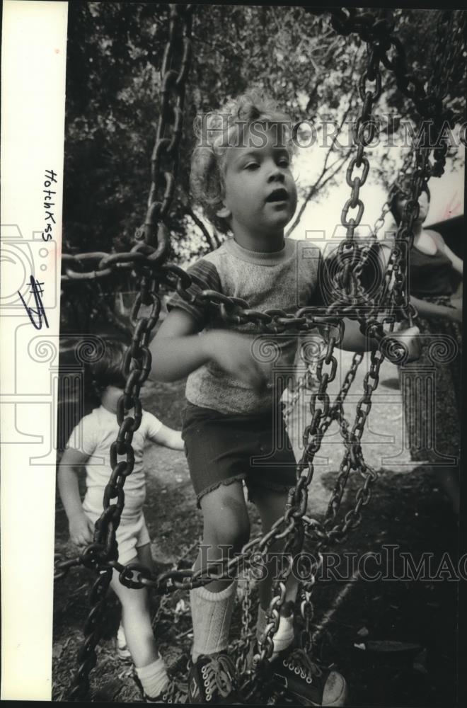 1980 Press Photo Jennifer Hotchkiss tried the chain ladder on the playground - Historic Images