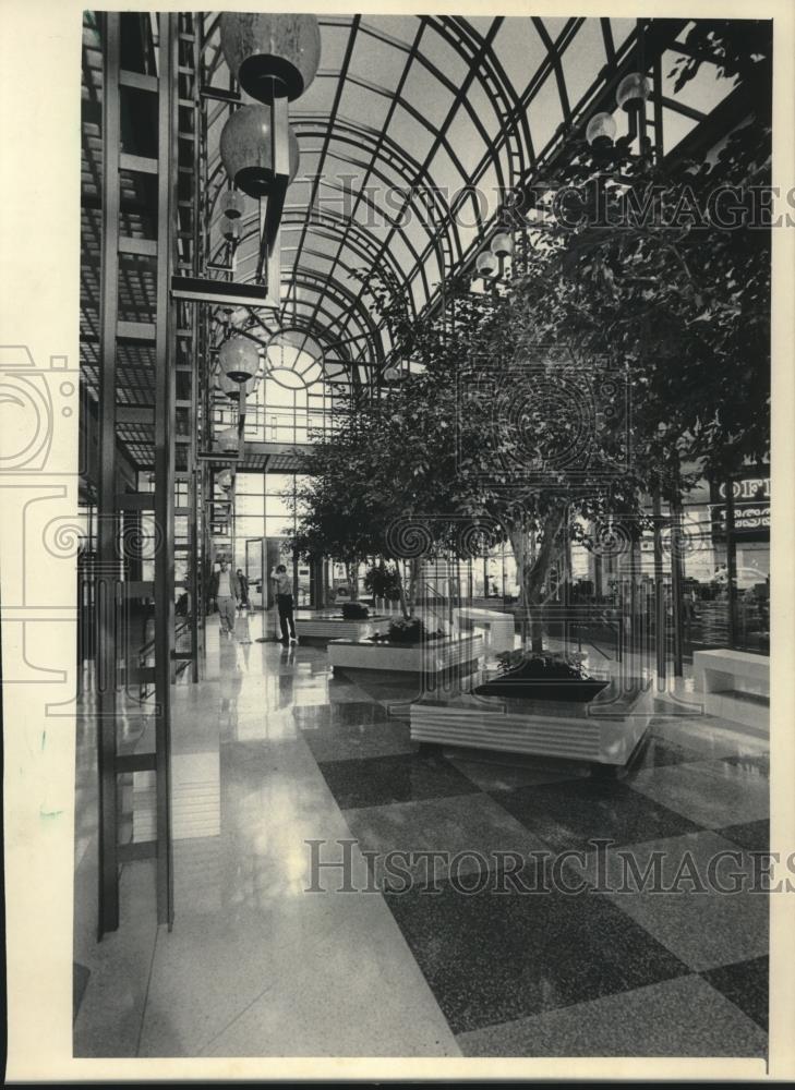 1985 Press Photo The Plaza East Office Center in Milwaukee, Wisconsin - Historic Images