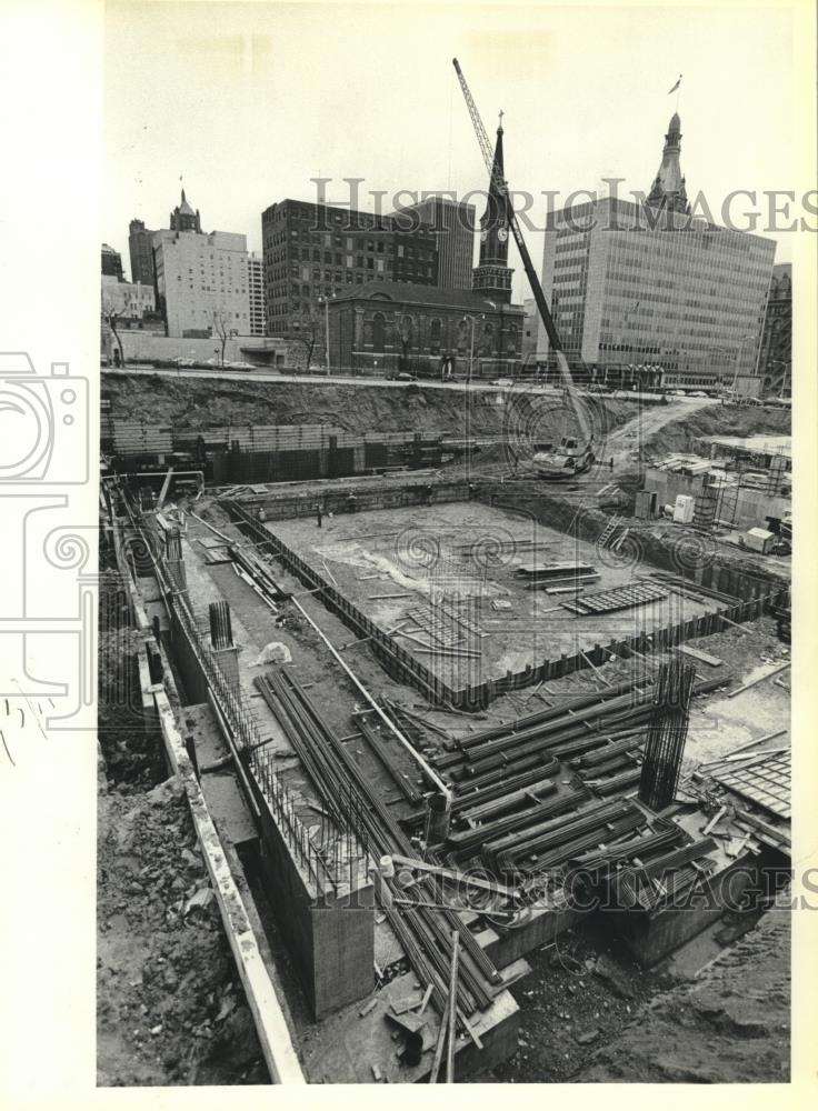 1980 Press Photo Construction of the East Plaza Office Complex in Milwaukee - Historic Images