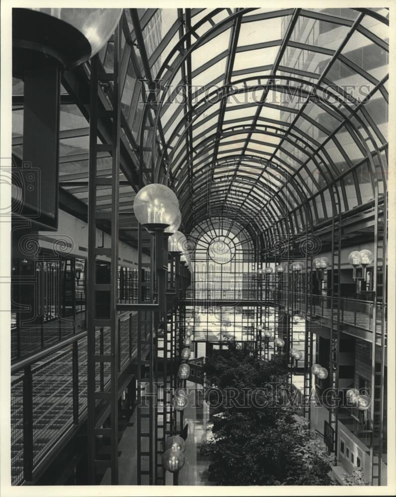 1985 Press Photo Interior View of the Plaza East Office Complex in Milwaukee - Historic Images