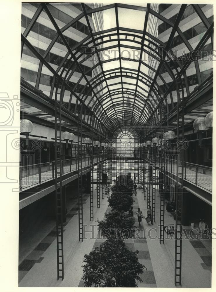 1984 Press Photo Colonnade in Plaza East Office Complex in Milwaukee, Wisconsin - Historic Images