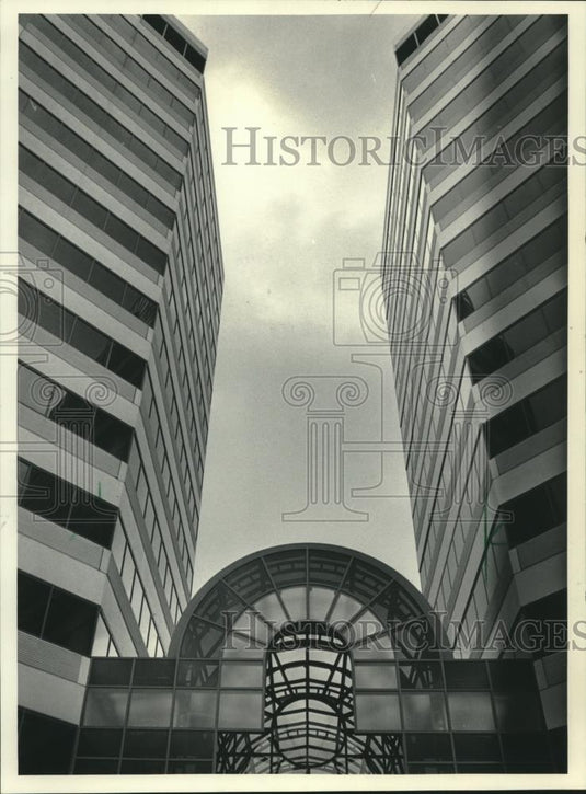 1985 Press Photo Exterior of Plaza East Office Complex in Milwaukee, Wisconsin - Historic Images