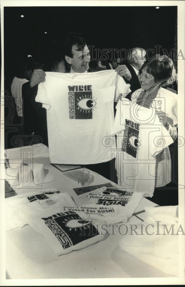 1993 Press Photo T-Shirts at Republican Party of Waukesha County Meeting - Historic Images