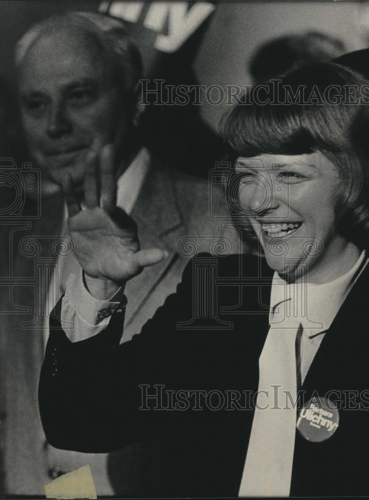 1984 Press Photo State Representative Barbara Ulichny waves to supporters - Historic Images