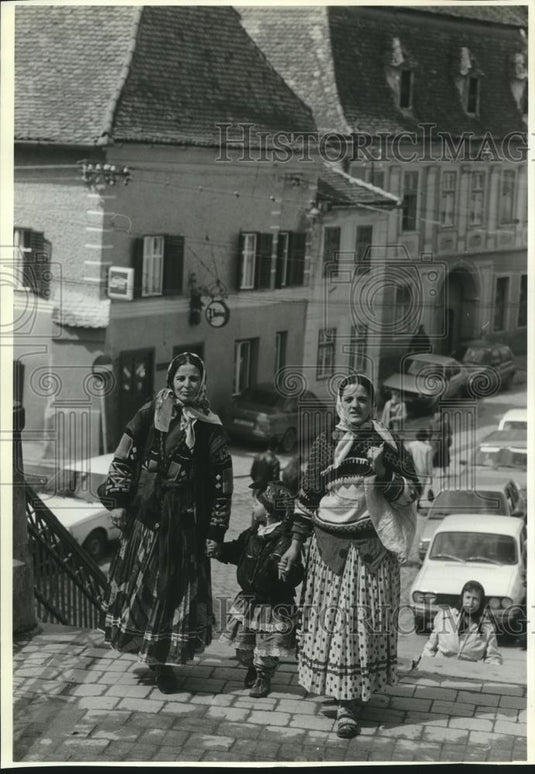 1993 Press Photo Gypsies walk through the center of Sibiu, Transylvania, Romania - Historic Images