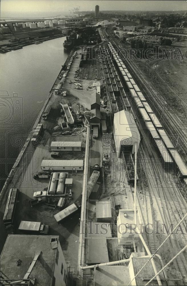 1978 Press Photo Grain trucks wait to unload at Continental Grain Co, Milwaukee - Historic Images