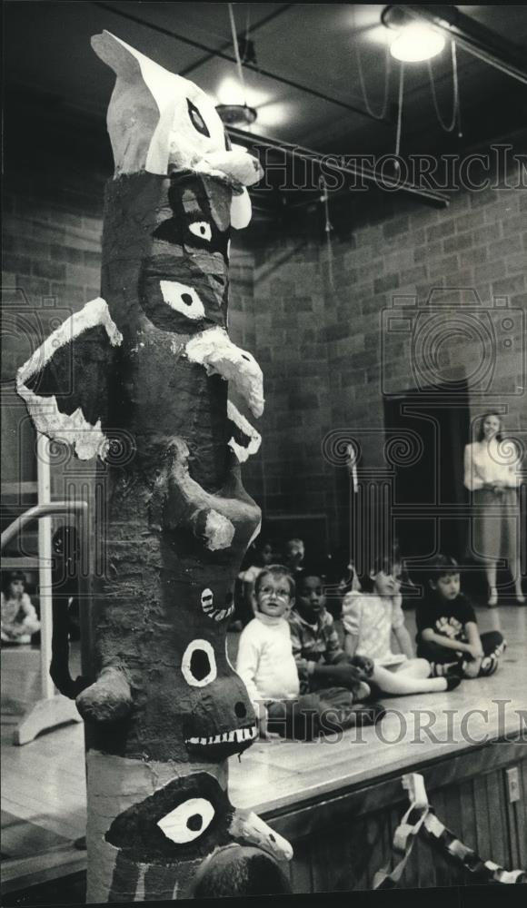 1989 Press Photo Students at Tippecanoe School, Milwaukee, with their totem pole - Historic Images