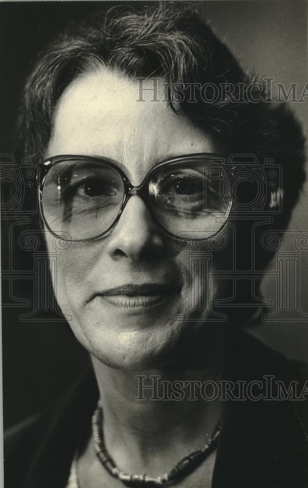 1980 Press Photo Jean Tyler, Director of Milwaukee Legislative Reference Bureau - Historic Images