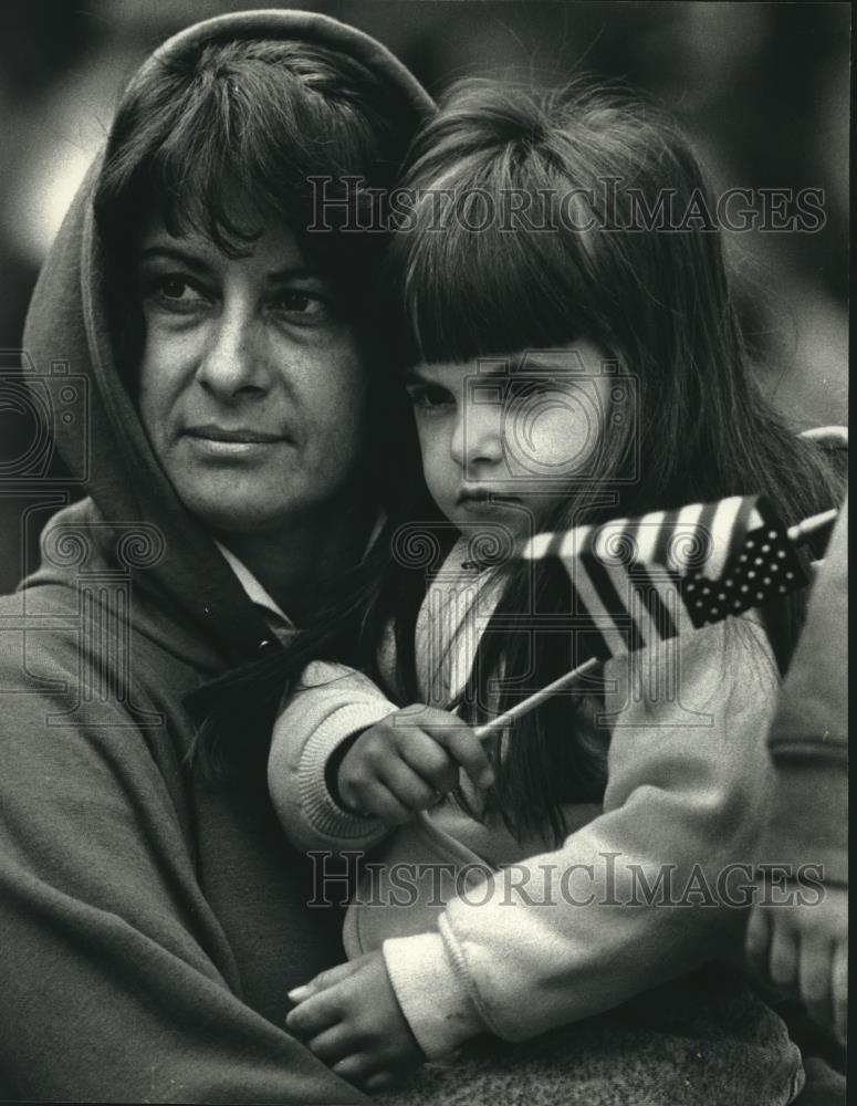 1992 Press Photo Sandy Provo and daughter Mattie watch parade in Thiensville, WI - Historic Images