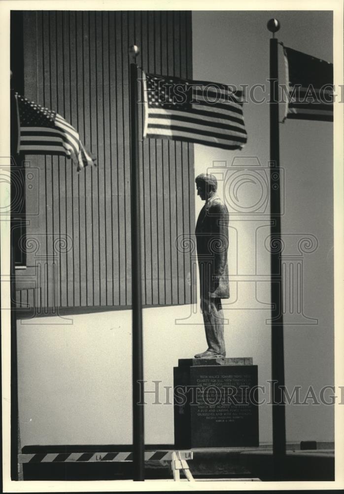 1986 Press Photo Statue of Abraham Lincoln back in its original Milwaukee home - Historic Images