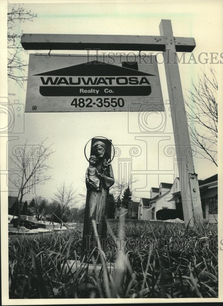 1986 Press Photo Statue of ST Joseph in Milwaukee home for sale yard, Wisconsin - Historic Images