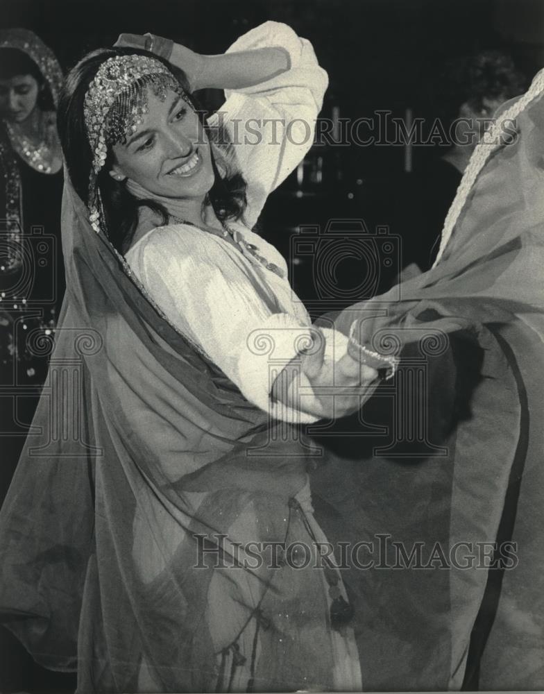1985 Press Photo Bonnee Beth demonstrates her belly dancing talents, Wisconsin - Historic Images