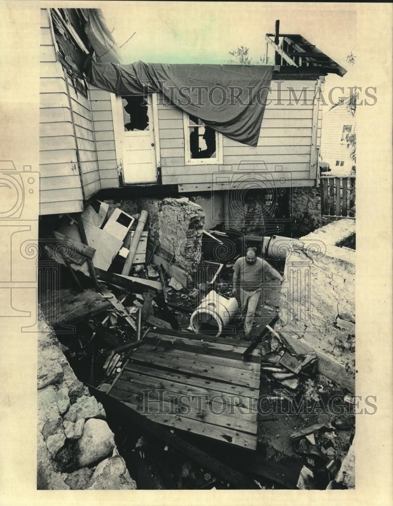 1987 Press Photo Jim Koffke at neighbors storm damaged home, Pewaukee Wisconsin - Historic Images