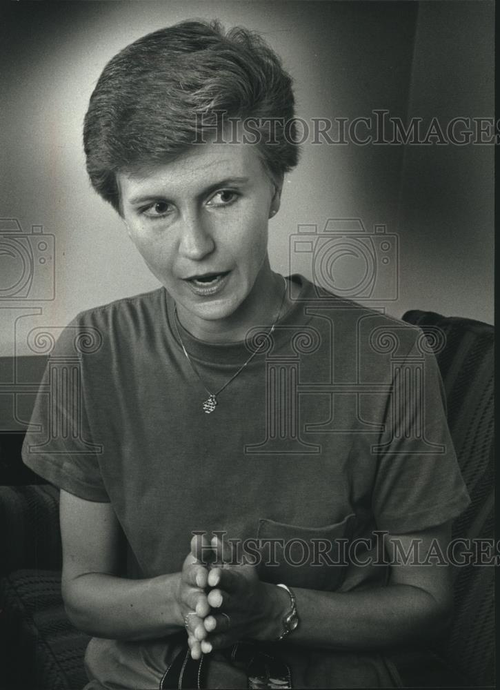 1989 Press Photo Teacher Anne Marie Stauncher talks about non violent Columbia - Historic Images