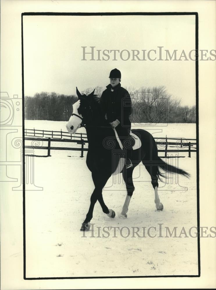 1986 Press Photo Ellen Van Dyke of Waukesha rides her horse at Cheska Farms - Historic Images