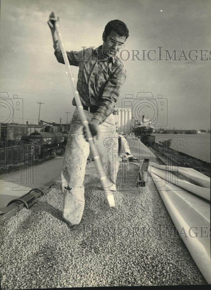 Press Photo Greg Sippel takes core sample of grain at Continental Grain Co. - Historic Images