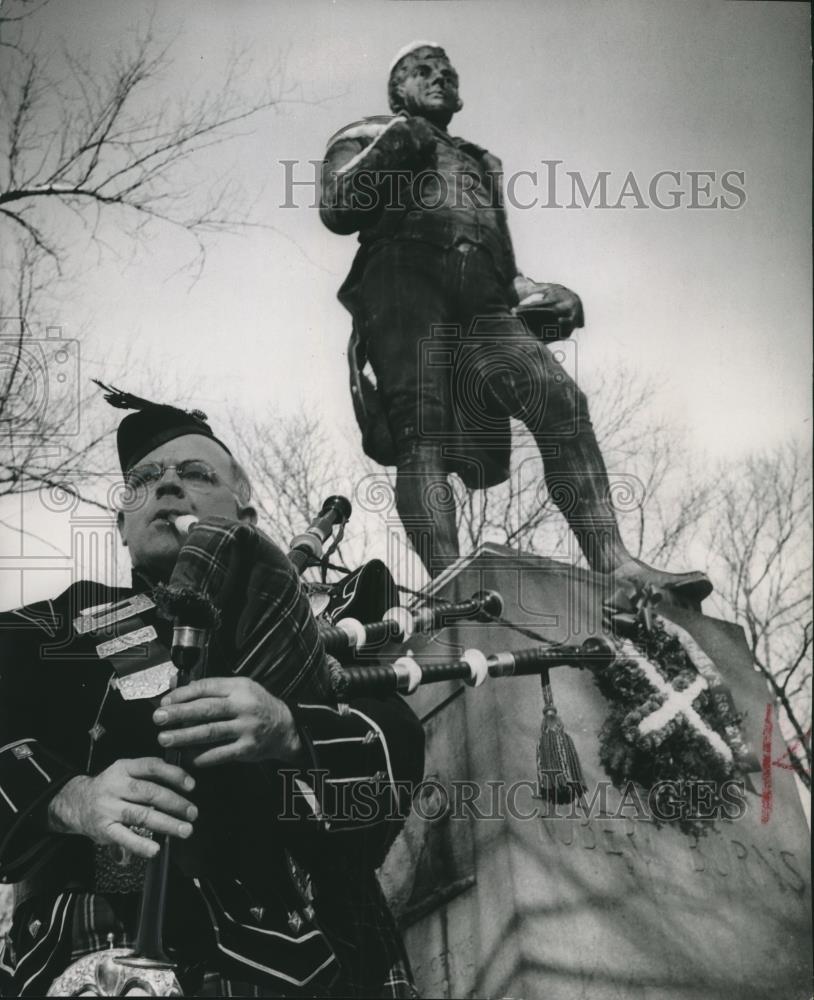 1978 Press Photo Scottish poet Robert Burns statue in Milwaukee, Wisconsin - Historic Images