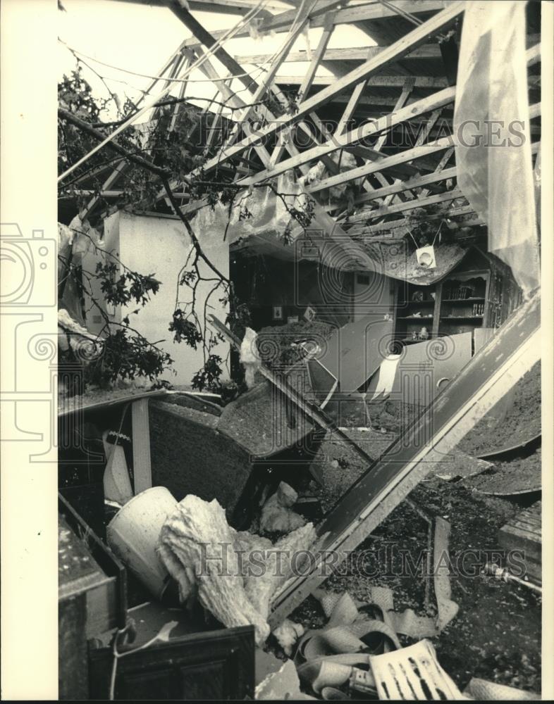 1987 Press Photo Mary Kusz home after tornado in Wales, Wisconsin - mjc09799 - Historic Images