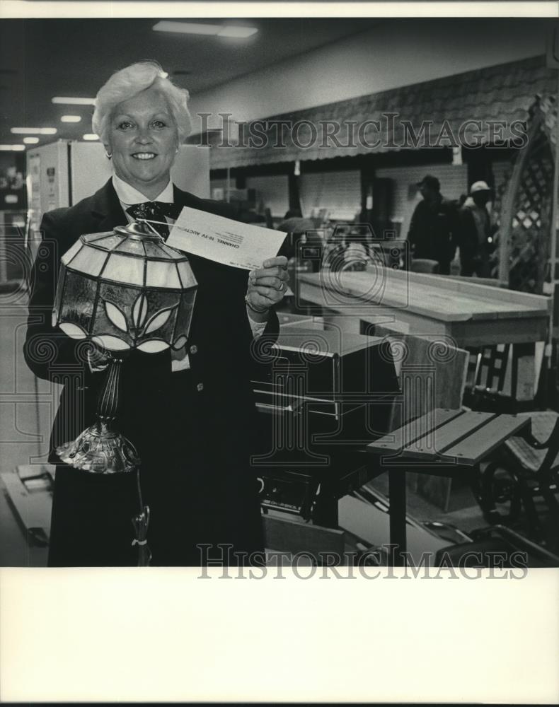 1986 Press Photo Sandra Stuckmann, auction manager, hold lamp in Milwaukee - Historic Images