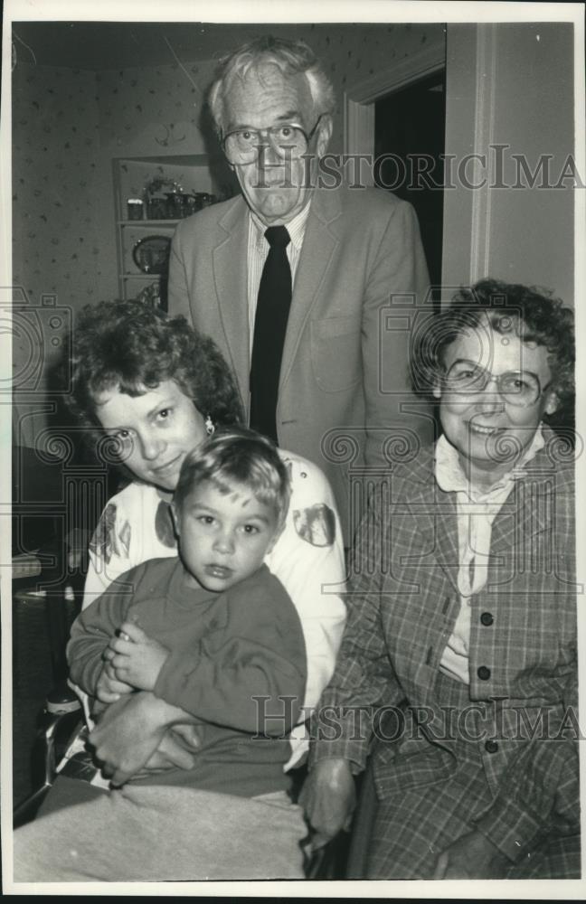 1988 Press Photo Retired Milwaukee schoolteacher Donald Strube and his family - Historic Images