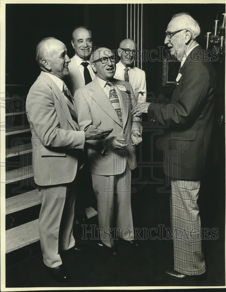 1980 Press Photo Coach Bill Tiernan reunited with 1928 Lincoln High School team - Historic Images