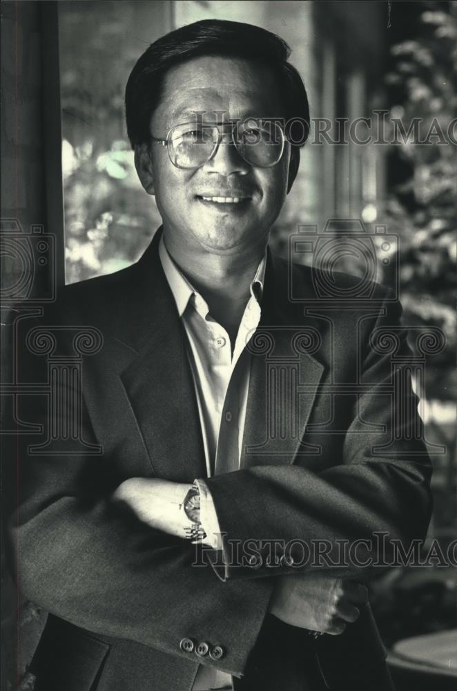 1987 Press Photo Hung-Mao Tien professor at University of Wisconsin- Waukesha - Historic Images