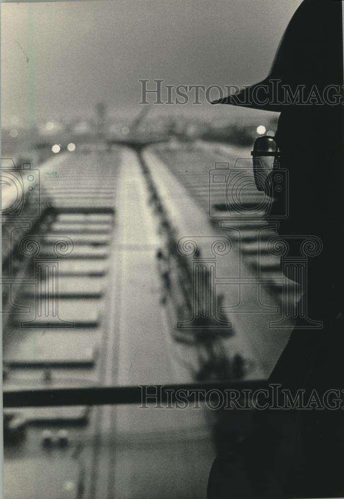 1987 Press Photo Jones Island, two giant ships visible in this view south - Historic Images