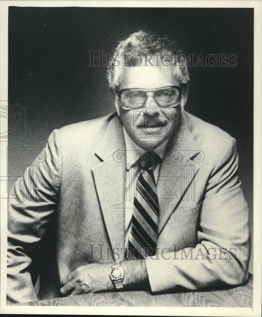 1983 Press Photo Al Van Ert, owner of Family Chef Restaurant in Delafield - Historic Images