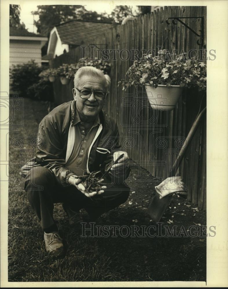 1989 Press Photo George Van Landuyt prepares to divide his fern-leaf peonies - Historic Images