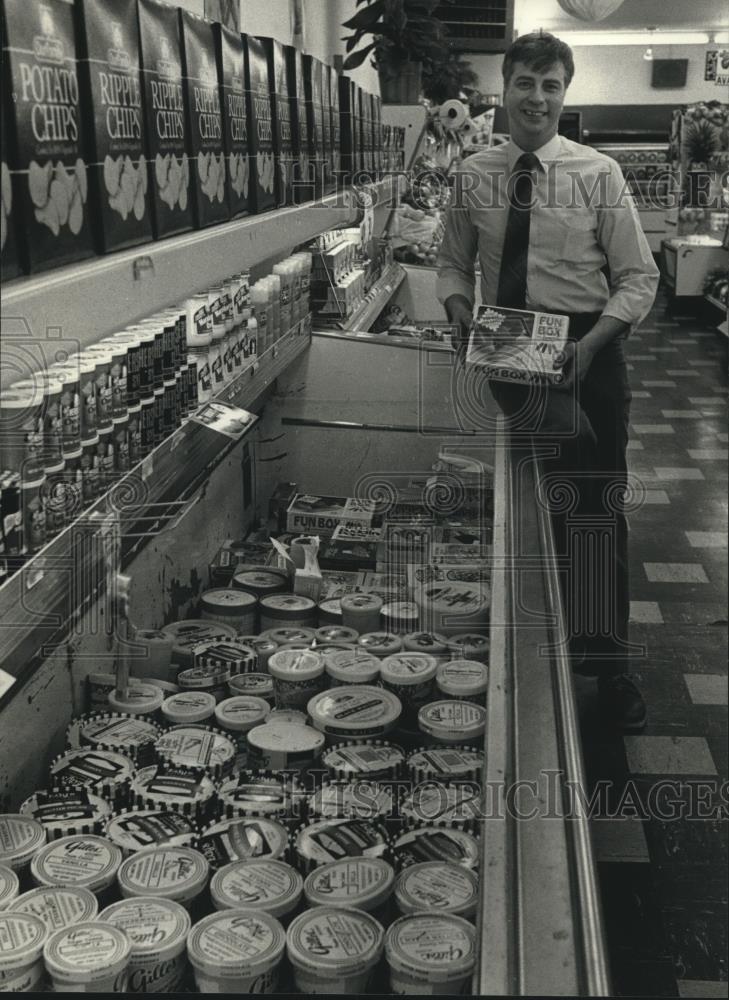 1990 Press Photo Grocery store owner, Richard Strong near ice cream section - Historic Images