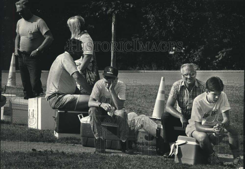 1991 Press Photo Residents wait for dry ice at Menomonee Falls City Hall - Historic Images