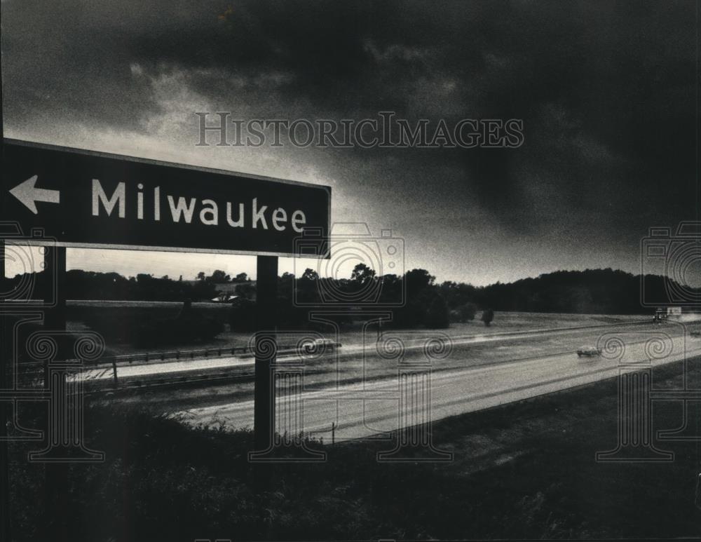 1992 Press Photo Storms on Interstate 94 along Waukesha-Jefferson county line - Historic Images