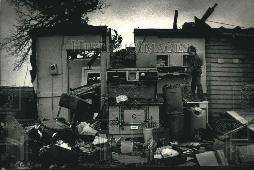 1991 Press Photo Jesse Leikness picks thru grandparents&#39;s destroyed home, WI - Historic Images