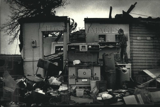 1991 Press Photo Jesse Leikness picks thru grandparents's destroyed home, WI - Historic Images